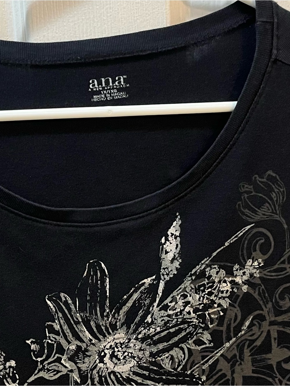 a.n.a Black Short Sleeve Top with Silver Floral Print Size 1X - Picture 4 of 6